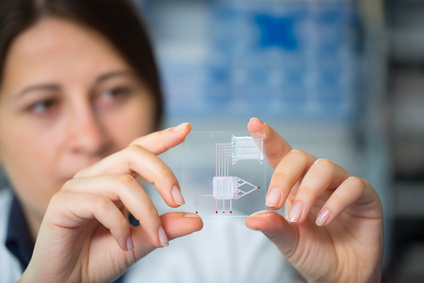 Nanoparticle-cell interface enables electromagnetic wireless programming of mammalian transgene expression